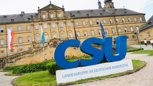 Schriftzug der CSU-Landesgruppe vor dem Kloster Banz | Bild: picture-alliance/dpa/Nicolas Armer