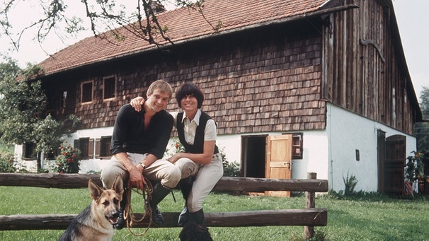 Barbara Rütting und Lutz Hochstraate auf ihrem Bauernhof im Salzburger Land (1971) | Bild: picture-alliance/dpa
