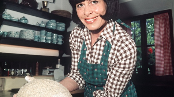 Barbara Rütting mit eigener Brotkreation (Aufnahme von 1974) | Bild: picture-alliance/dpa
