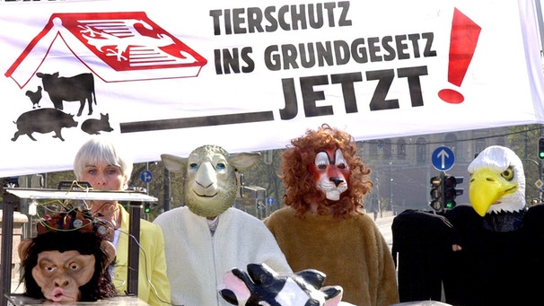 Barbara Rütting (links) bei einer Demonstration für Tierschutz im Grundgesetz 2002 | Bild: picture-alliance/dpa