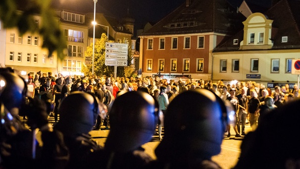 Polizeibeamte stehen am 15.09.2016 in Bautzen (Sachsen) auf dem Kornmarkt Versammlungsteilnehmern aus dem politisch rechten Spektrum gegenüber.  | Bild: picture-alliance/dpa Xcitepress