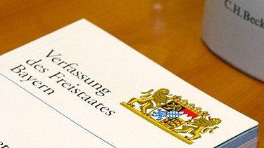 Das Grundgesetz für die Bundesrepublik Deutschland/Verfassung des Freistaates Bayern | Bild: picture-alliance/dpa