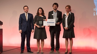 Christiane Hawranek und Max Zierer haben den "Journalistenpreis der Bayerischen Volksbanken und Raiffeisenbanken" gewonnen | Bild: Genossenschaftsverband Bayern e. V.