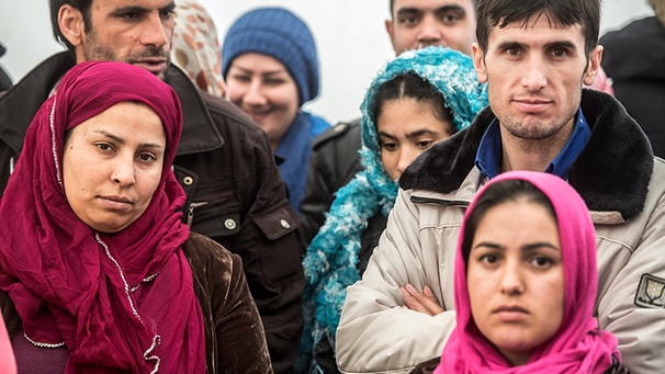 Frauen und Männer aus Afghanistan und Pakistan warten in einer Flüchtlingsunterkunft | Bild: picture-alliance/dpa