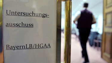Tür zum BayernLB/HGAA Untersuchungsausschuss | Bild: picture-alliance/dpa
