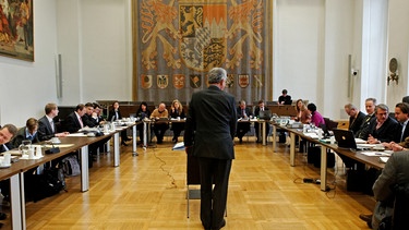 Finanzminister Kurt Faltlhauser (M, CSU) steht am Donnerstag (27.01.2011) im bayerischen Landtag in München im Senatssaal, in dem zur Zeit der BayernLB-Untersuchungsausschuss tagt | Bild: picture-alliance/dpa