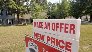 Schild vor einem Haus in den USA, das verkauft werden soll | Bild: picture-alliance/dpa