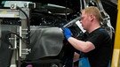 Arbeiter im BMW-Werk in Dingolfing | Bild: picture-alliance/dpa