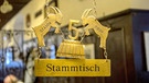 Stammtisch-Schild über einem Tisch in einem Wirtshaus in Regensburg | Bild: picture-alliance/dpa