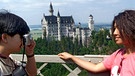 Touristen vor Schloss Neuschwanstein | Bild: picture-alliance/dpa