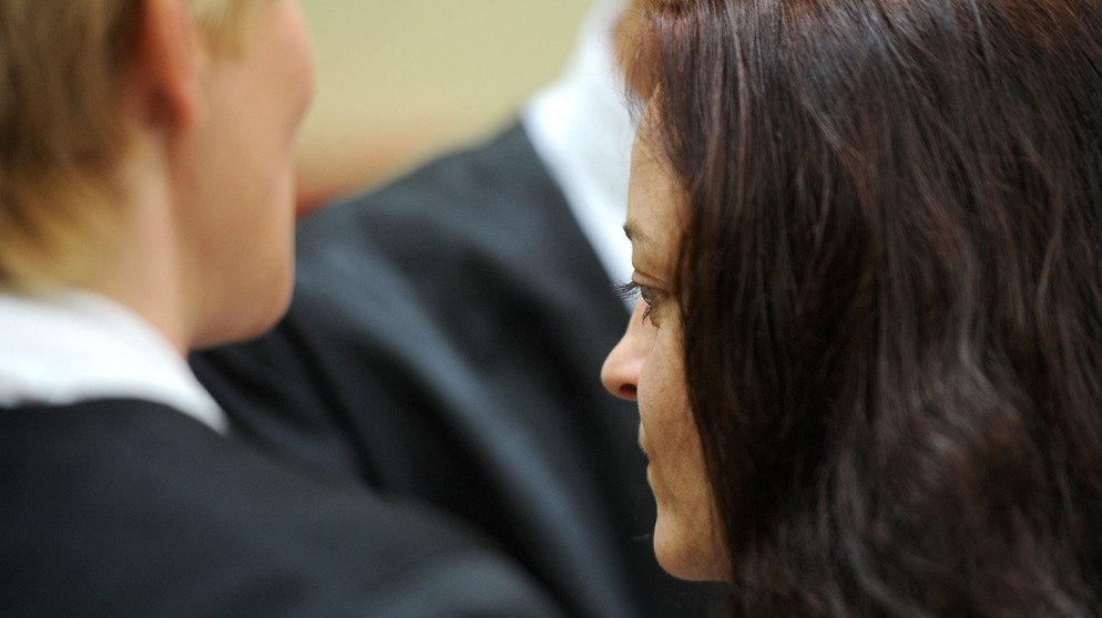 Angeklagte Beate Zschäpe steht am 23.07.2013 im Gerichtssaal in München | Bild: picture-alliance/dpa