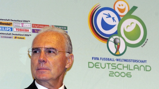  Franz Beckenbauer, Präsident des Organisationskomitees der Endrunde der Fußball-WM 2006 in Deutschland, spricht am 13.11.2004 auf einer Pressekonferenz in Leipzig. | Bild: picture-alliance/dpa