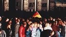 9. November 1989: Jubelnde Menschen auf der Berliner Mauer vor dem Brandenburger Tor | Bild: picture-alliance/dpa