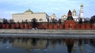 Blick auf den Moskauer Kreml am Fluss Moskwa mit den Kuppeln mehrerer Kathedralen und der Südfassade des Großen Kremlpalastes. | Bild: picture-alliance/dpa/Jens Kalaene