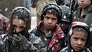 Afghanische Flüchtlingskinder warten bei extremen Winterbedingungen auf Hilfgüter der Vereinten Nationen | Bild: picture-alliance/dpa