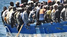 Flüchtlinge auf dem Weg nach Lampedusa | Bild: picture-alliance/dpa
