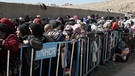 Syrische Flüchtlinge warten nahe der Syrischen Grenze in Libanon | Bild: picture-alliance/dpa