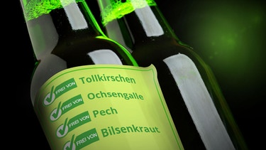Illustration: Bier mit Label auf dem die verbotenen Inhaltsstoffe: Tollkirschen, Ochsengalle, Pech und Bilsenkrauf aufgelistet sind | Bild: colourbox.com; Montage: BR