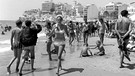 Touristen am 01.08.1966 am Strand von Benidorm (Valencia).  | Bild: picture-alliance/dpa/Manuel Iglesias 