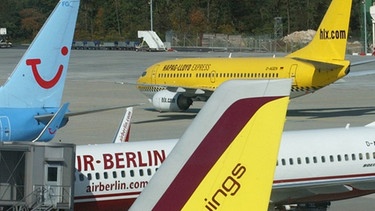 Mehrere Flugzeuge diverser Billigfluglinien am Flughafen.  | Bild: pa/dpaOliver Berg