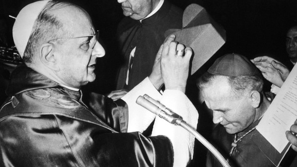 Papst Paul VI. ernennt Karol Wojtyla (rechts) zum Kardinal | Bild: picture-alliance/dpa