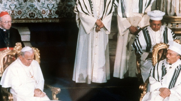 13. April 1986: der Papst (links) in der Großen Synagoge in Rom | Bild: picture-alliance/dpa