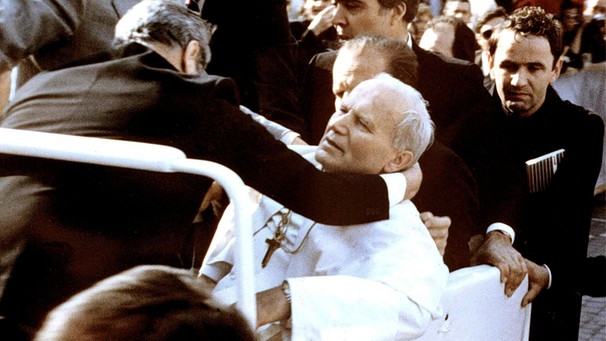 Nach dem Attentat: Der Papst bricht in seinem offenen Fahrzeug schwer verletzt zusammen | Bild: picture-alliance/dpa