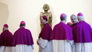 Bischöfe unterhalten sich im Innenbereich des St.-Paulus-Doms in Münster  | Bild: picture-alliance/dpa