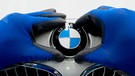 BMW-Logo wird auf Motorhaube von 3er BMW angebracht | Bild: picture-alliance/dpa
