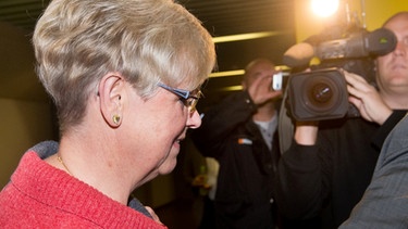 Brigitte Böhnhardt, Mutter des mutmaßlichen NSU-Terroristen Böhnhardt, läuft durch das Gerichtsgebäude in München | Bild: picture-alliance/dpa