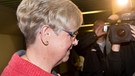 Brigitte Böhnhardt, Mutter des mutmaßlichen NSU-Terroristen Böhnhardt, läuft durch das Gerichtsgebäude in München | Bild: picture-alliance/dpa