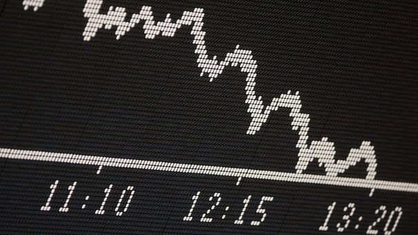  Symbolbild: Die Dax-Kurve zeigt nach unten. Dubiose Aktiengeschäfte verursachen Milliardenschäden. | Bild: pa/dpa/Frank Rumpenhorst