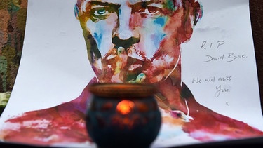 Kerzen vor einem Wandbild in London | Bild: picture-alliance/dpa