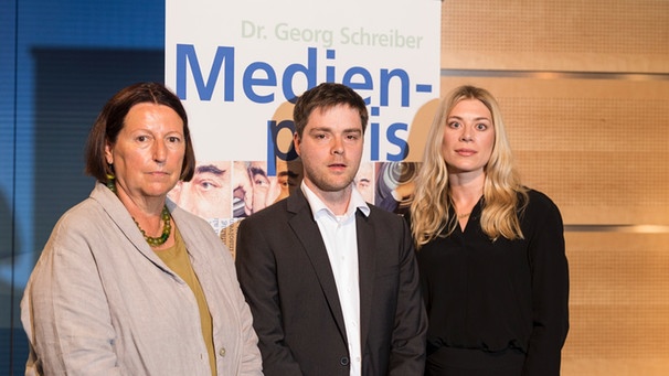 Laudatorin Kathrin Sonnenholzner mit den Preisträgern Alexander Krützfeld (SZ) und Eva Achinger (BR) | Bild: AOK