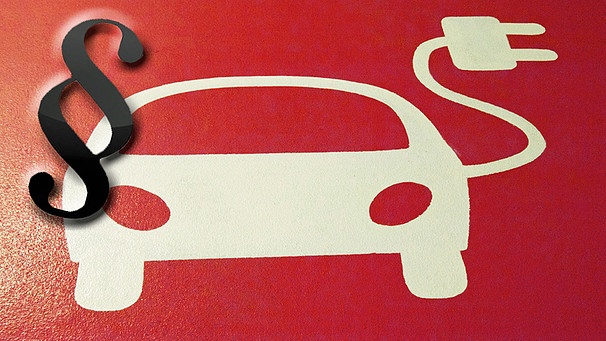 Symbolbild: Gesetzespragraph vor Elektroauto | Bild: mauritius-images, Montage: BR
