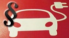 Symbolbild: Gesetzespragraph vor Elektroauto | Bild: mauritius-images, Montage: BR