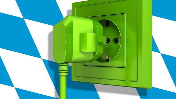  Ein grüner Stromsteckervor bayerischem Rautenmuster | Bild: colourbox.com, Montage BR
