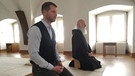 Unternehmer Bodo Janssen mit Pater Anselm Grün beim Meditieren.   | Bild: Upstalsboom 