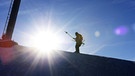 Skifahrer wird von einem Schlepplift gezogen, Skigebiet Grünten, Oberallgäu | Bild: picture alliance/imageBROKER