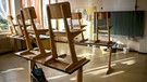 Stühle sind auf Schulbänke gestellt | Bild: dpa-Bildfunk/Britta Pedersen