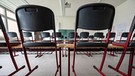 Stühle stehen in einem leeren Klassenzimmer an einem Regensburger Gymnasium. | Bild: dpa-Bildfunk/Armin Weigel