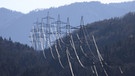 Stromleitung vor Alpen bei Murnau | Bild: picture alliance / Christine Koenig 