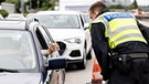 Autofahrer zeigt einem Bundespolizisten an der Grenze zu Österreich auf der Autobahn A93 digitalen Impfnachweis auf dem Smartphone. | Bild: picture alliance/dpa | Matthias Balk