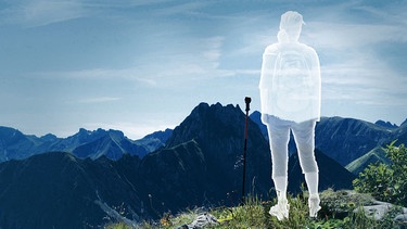 Eine durchsichtige Frau in Wanderkleidung steht auf einem Berg und schaut sich das Panorama an. (Symbolbild) | Bild: picture-alliance/dpa, Montage: BR
