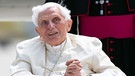 War Joseph Ratzinger einst in die Vertuschung von Missbrauchsfällen involviert? Ein Gutachten soll Antworten liefern. | Bild: dpa-Bildfunk/Sven Hoppe