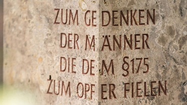 Auf einer neuen Stele in Flossenbürg wird der KZ-Insassen gedacht, die aufgrund ihrer sexuellen Orientierung dort gefangen gehalten wurden. | Bild: dpa-Bildfunk/Nicolas Armer