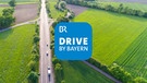Eine Autobahn von oben, darauf als Montage das Logo von "BR - Drive by Bayern" | Bild: BR