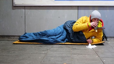 Obdachlos für eine Nacht: Reporter Hendrik im Selbstexperiment | Bild: BR / Rebecca Reinhard