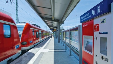 Ein S-Bahnsteig mit Ticket-Automaten und haltender Bahn | Bild: MVV 