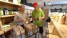 Landwirt Michael Derleth erklärt Sebastian die Preisauszeichnung der Mehlpackungen. | Bild: Bayerischer Rundfunk